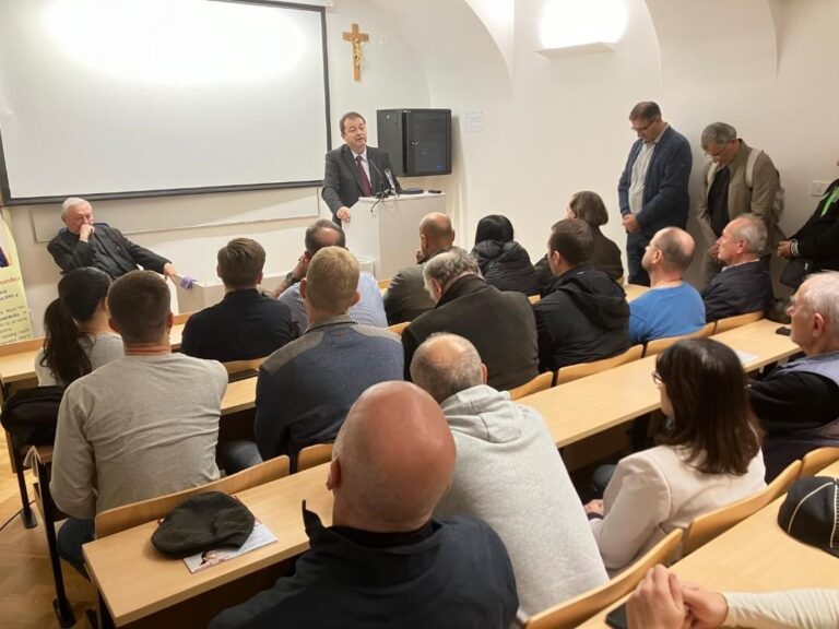 Jonjić u prepunoj dvorani u Zagrebu govorio o komunističkim zločinima