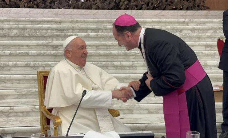 Biskup Palić se tijekom zasjedanja Sinode susreo s papom Franjom
