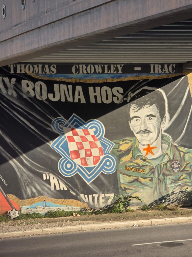 Petokraka u Splitu: Vandaliziran spomenik HOS-u i mural irskom dragovoljcu