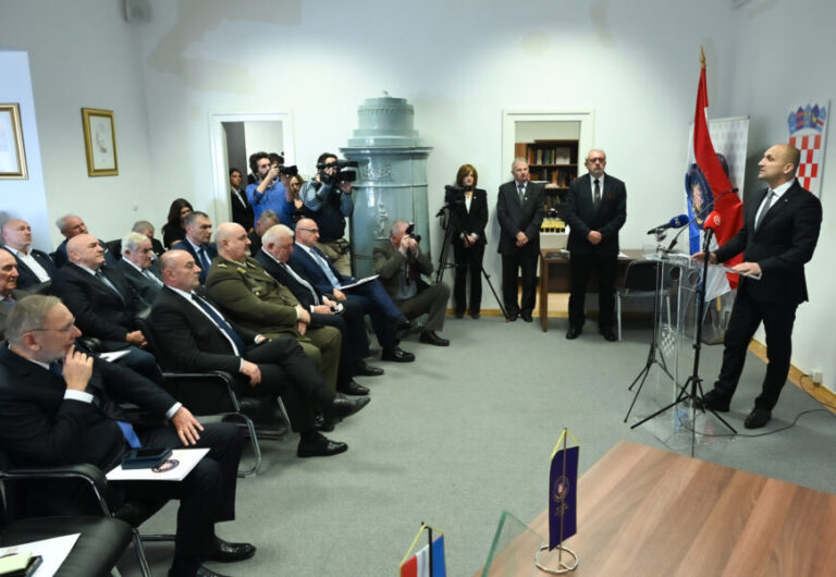 Ministru Anušiću uručena Zlatna plaketa Hrvatskog generalskog zbora