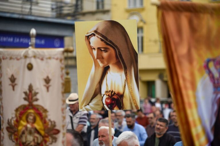 Molitelji na trgovima diljem Hrvatske, stigli i prosvjednici