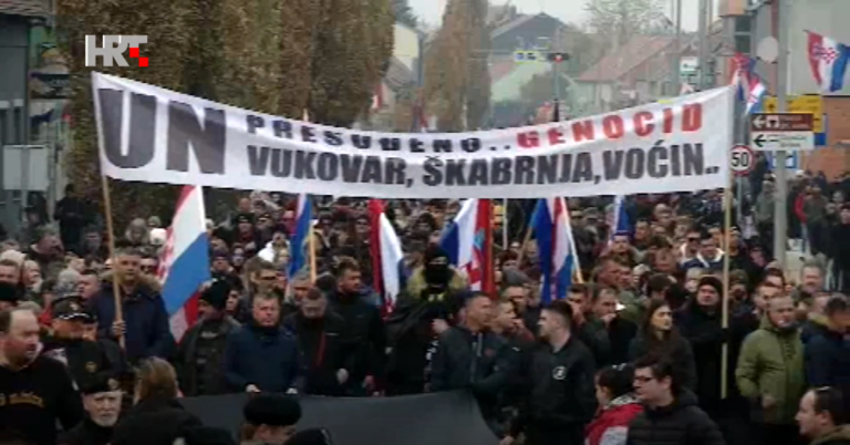 Izaslanstva u Vukovaru položila vijence na Memorijalnom groblju