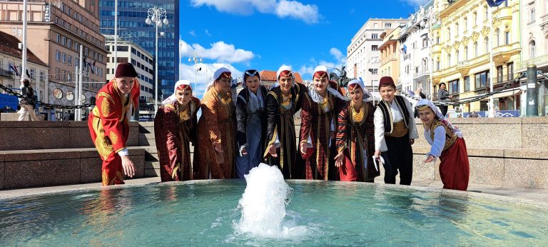 Članovi bošnjačkog KUD-a igrali užičko kolo ispred spomenika braniteljima: Evo kako se pravdaju